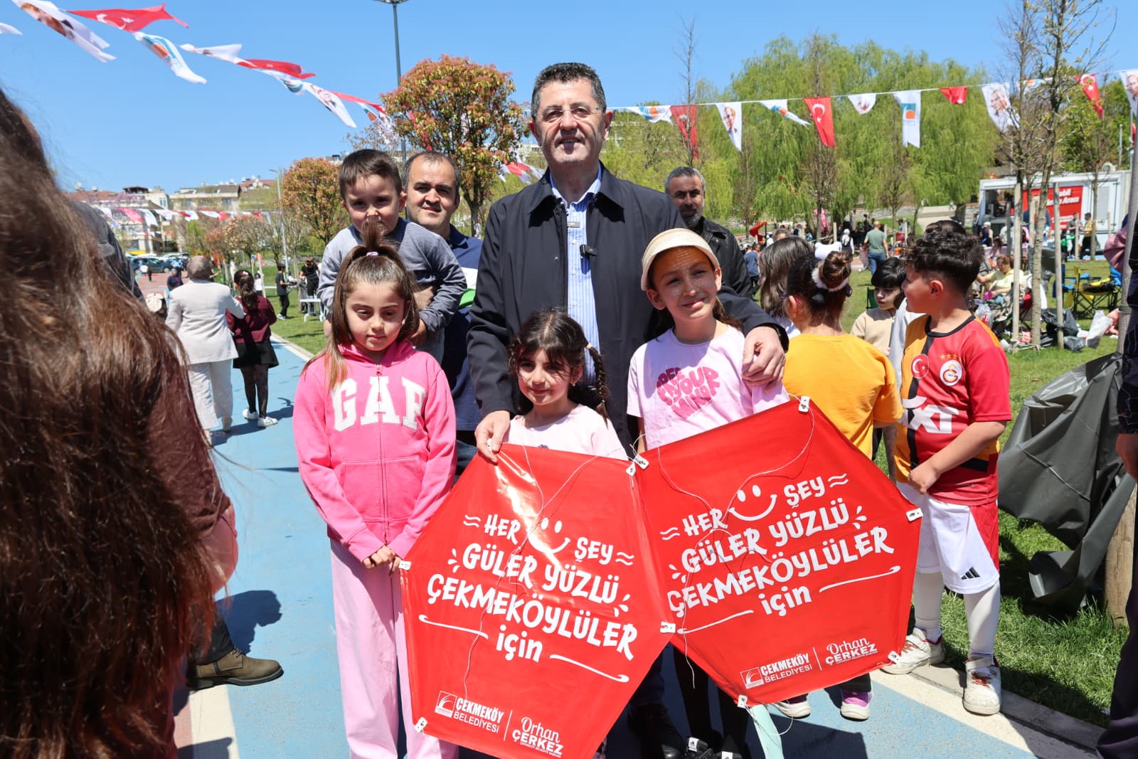 ÇEKMEKÖY’DE GÖKYÜZÜ ÇOCUKLARIN BAYRAMINA SAHNE OLDU