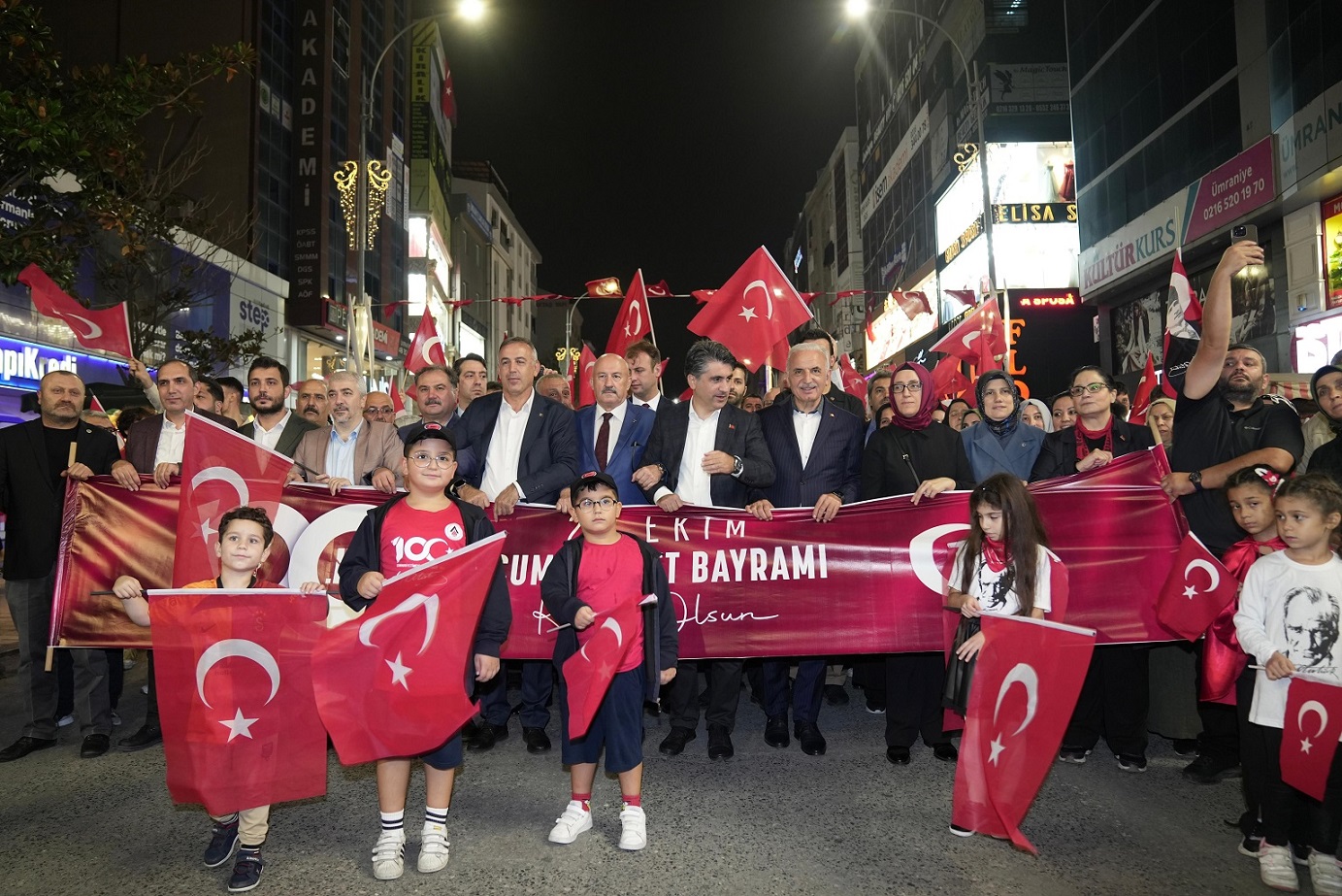 CUMHURİYETİN 100. YILI ÜMRANİYE’DE COŞKUYLA KUTLANDI CUMHURİYETİN 100. YILI ÜMRANİYE’DE COŞKUYLA KUTLANDI