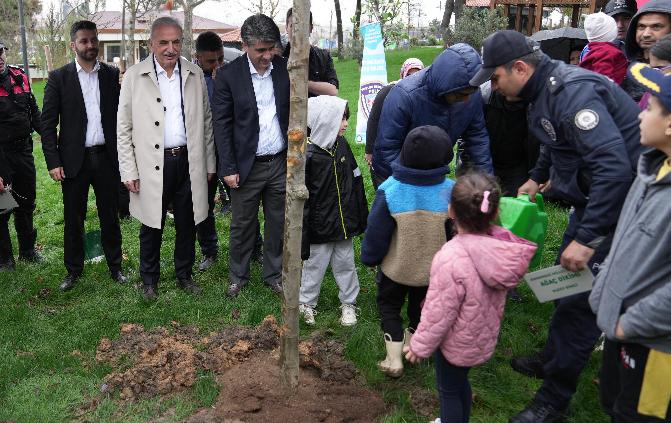 BAŞKAN İSMET YILDIRIM ŞEHİT ÇOCUKLARIYLA BİRLİKTE AĞAÇ DİKTİ BAŞKAN İSMET YILDIRIM ŞEHİT ÇOCUKLARIYLA BİRLİKTE AĞAÇ DİKTİ