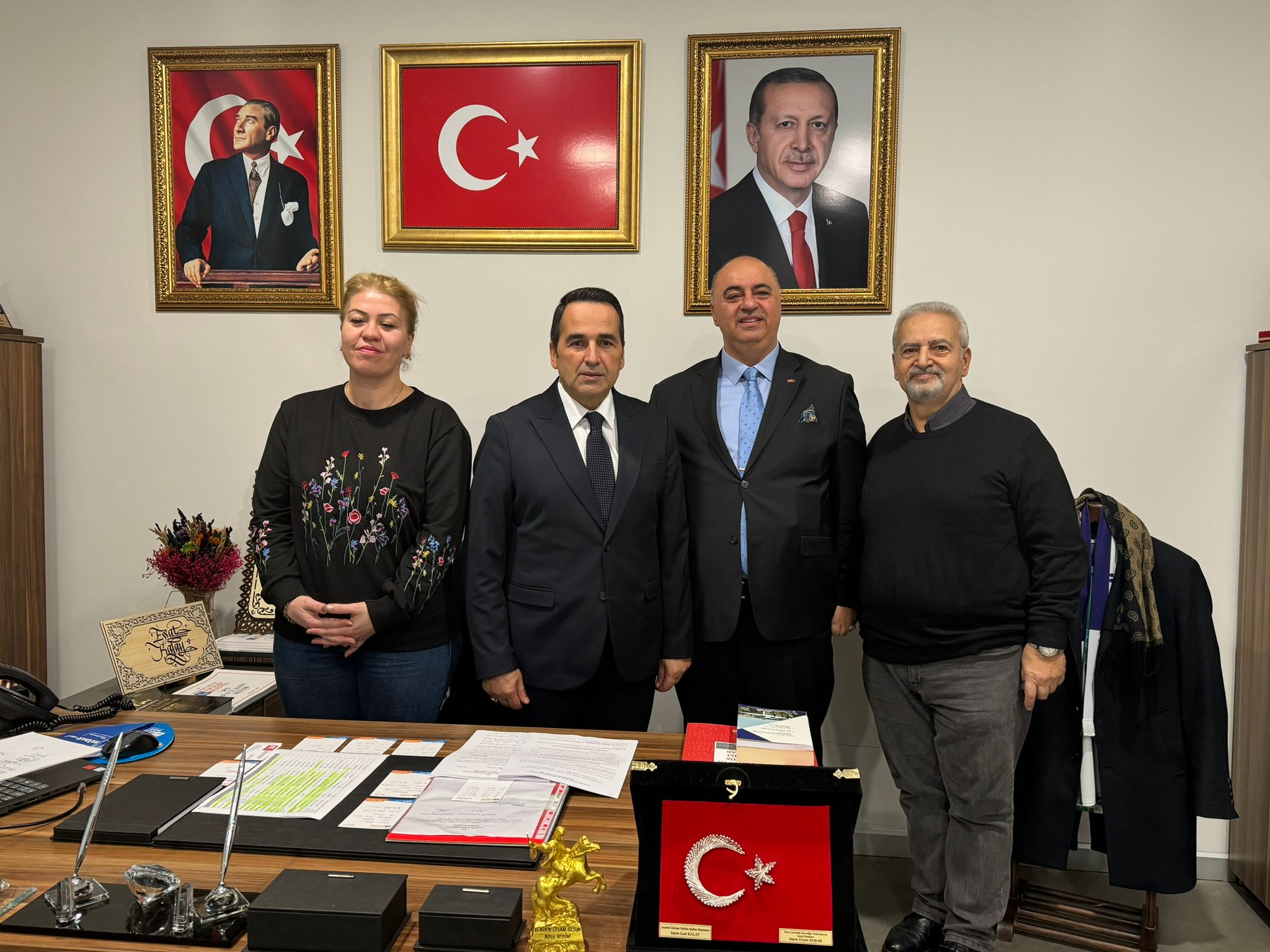 YÜZÜNCÜYIL GAZETECİLER DERNEĞİNDEN ESAT KALAY'A ZİYARET YÜZÜNCÜYIL GAZETECİLER DERNEĞİNDEN ESAT KALAY'A ZİYARET