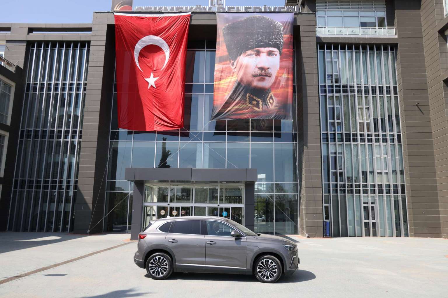 ÇEKMEKÖY'DE MİLLİ VE YERLİ TOGG, MİLLETİN EMRİNDE