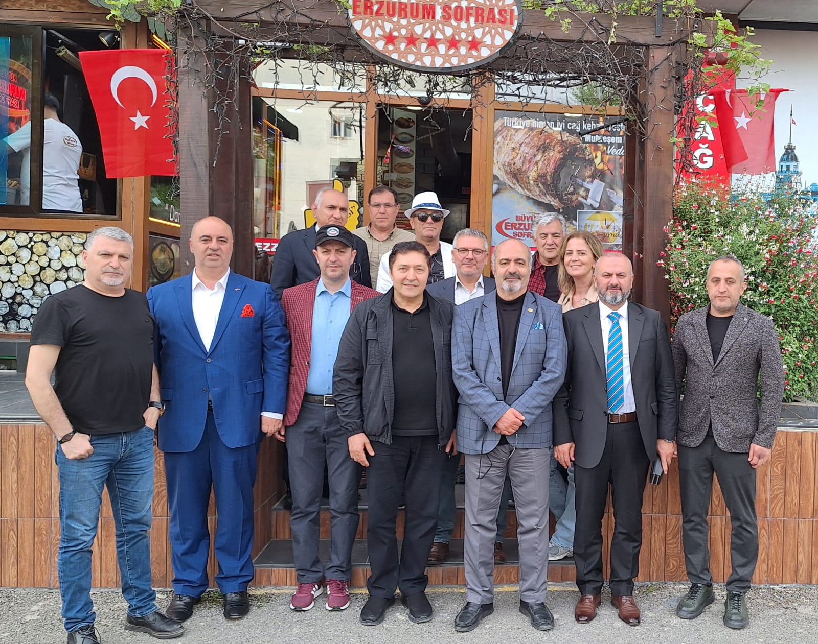 SEÇİM MARATONU SONRASI GAZETECİLER YORGUNLUK ATTI