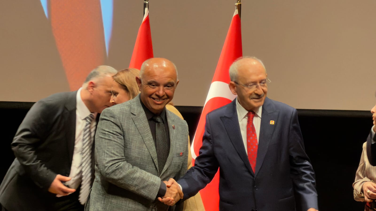 Cemil Özdemir Rozeti Taktı, CHP'ye Geri Döndü