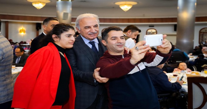 Başkan Yıldırım Engelliler Günü Programında Engellilerle Buluştu Başkan Yıldırım Engelliler Günü Programında Engellilerle Buluştu