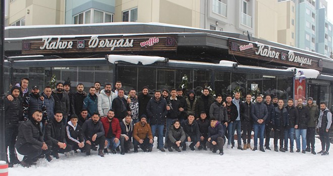 ENGİN ÇELİK SULTANÇİFTLİĞİ GENÇLERİYLE BULUŞTU ENGİN ÇELİK SULTANÇİFTLİĞİ GENÇLERİYLE BULUŞTU