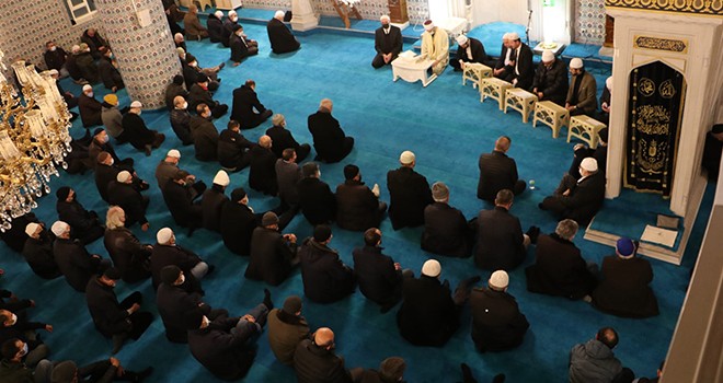 BERAAT KANDİLİ’NDE ELLER SEMAYA KALKTI BERAAT KANDİLİ’NDE ELLER SEMAYA KALKTI